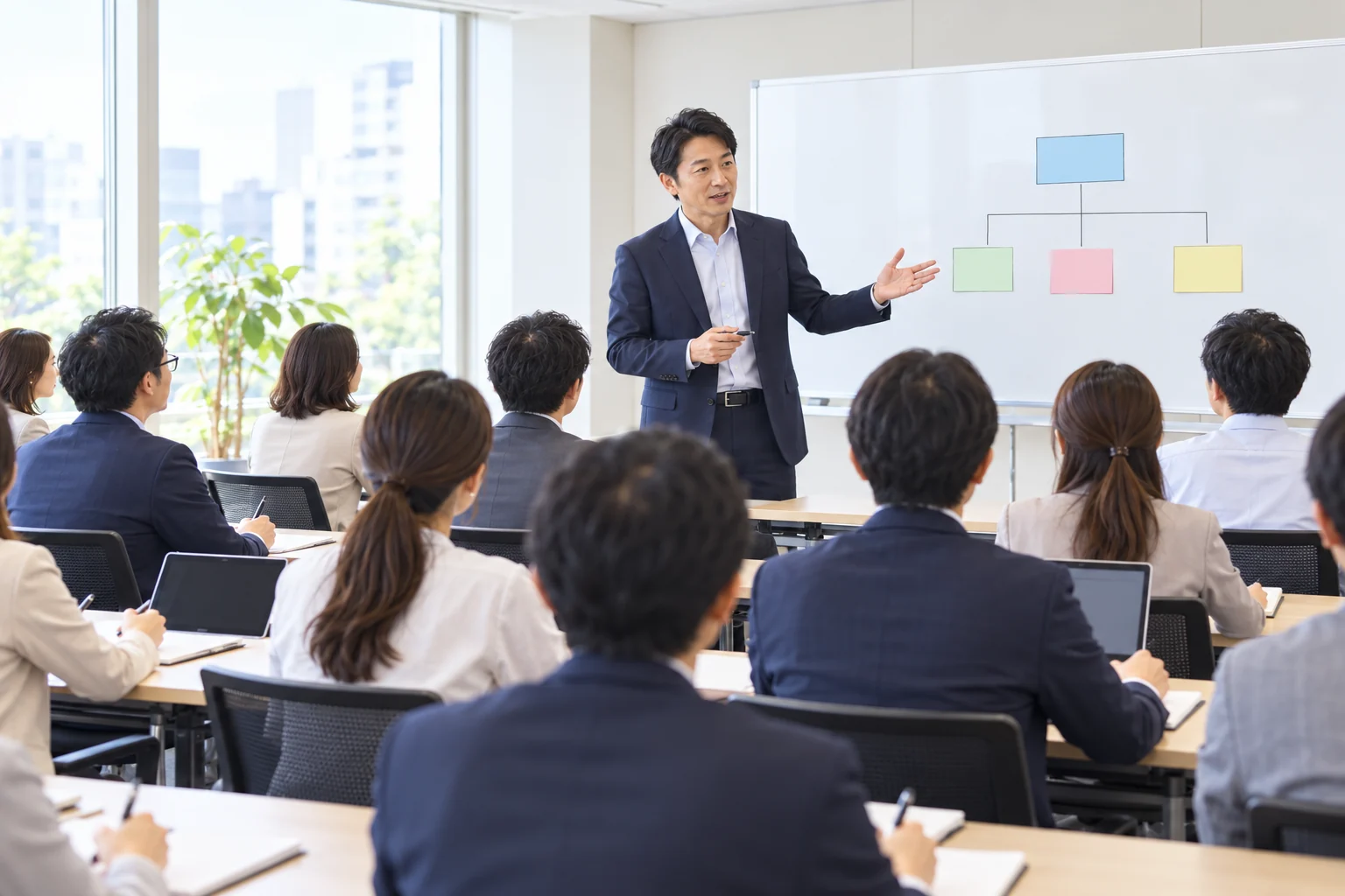 会議室のスクール形式研修で男性講師から学ぶ受講者の生成イメージ